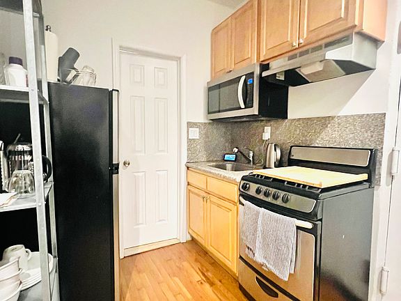 2nd image of 139 Eldridge St APT 3