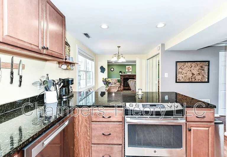 123 S Dickenson Ave — Photo 15