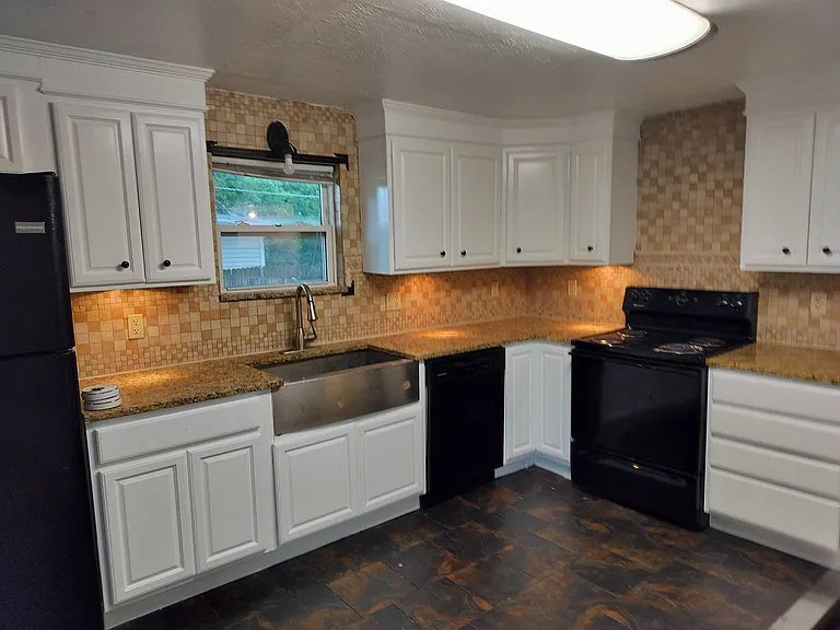 225 E Edwards St — Photo 7