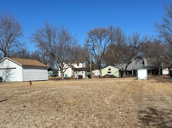 709 11th Ave SE, Waseca, MN 56093