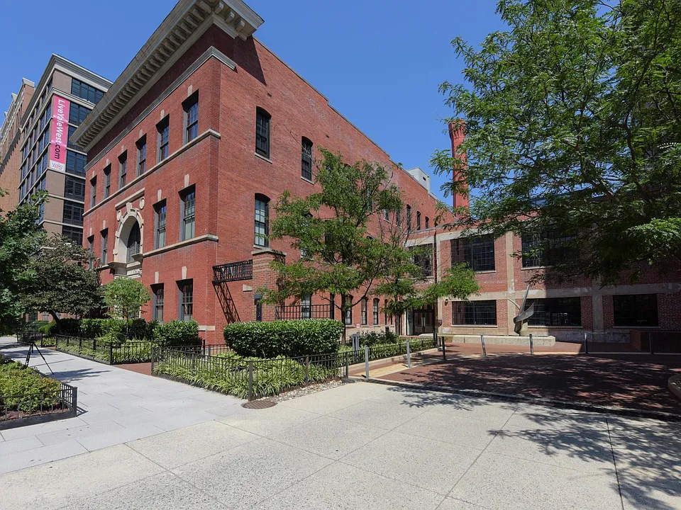 437 New York Ave NW #204