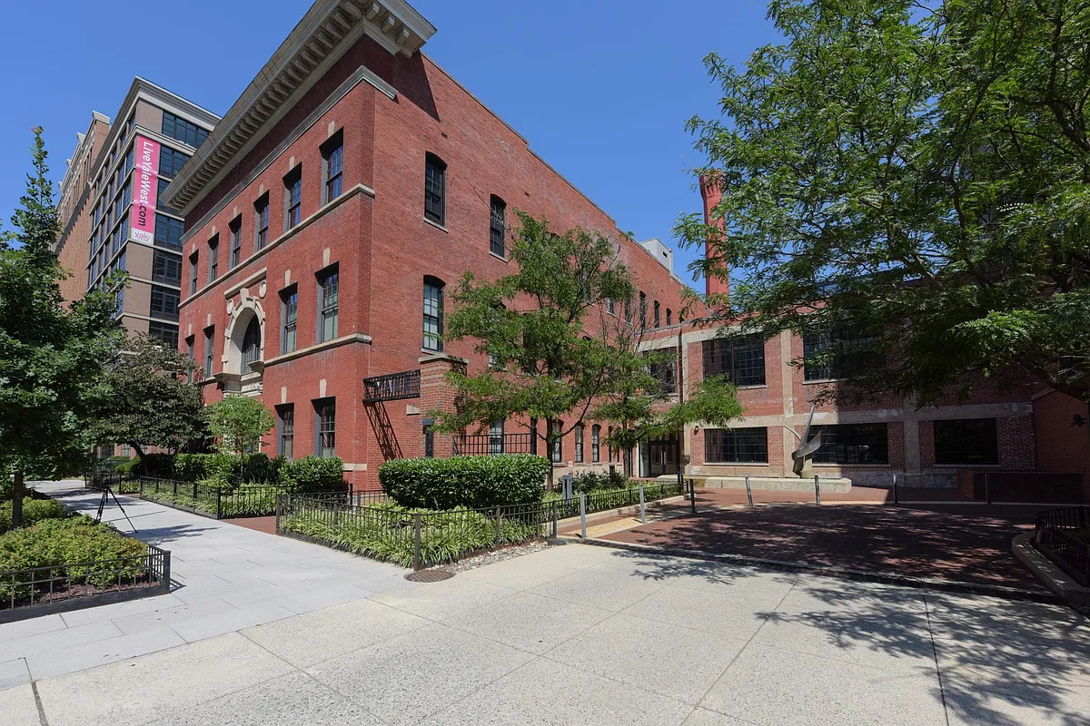 Photo 1 of 15 - 437 New York Ave NW #204 - Washington, DC Primary Photo - 437 New York Ave NW #204