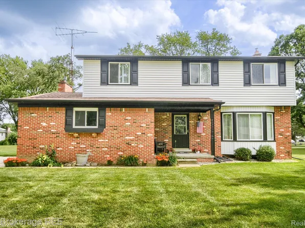 6228 Greenview Dr, Burton, MI 48509