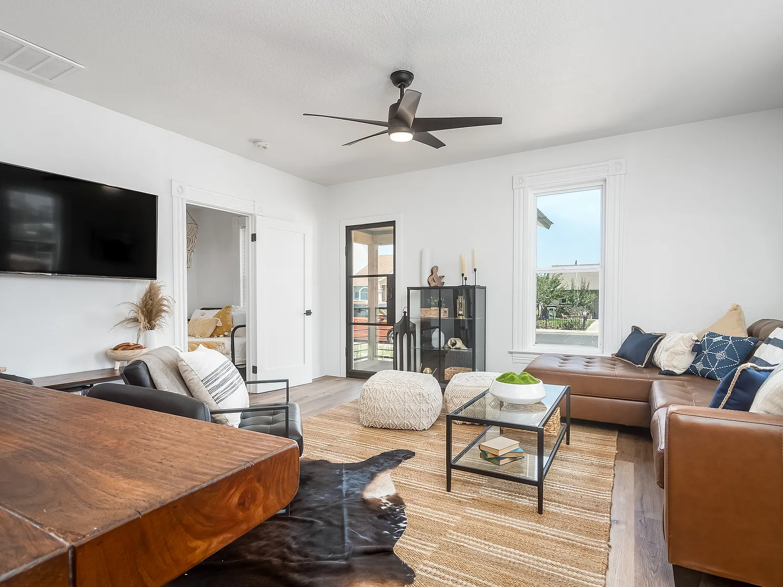 3 bed, 704 sqft, $2,200 — Photo 2