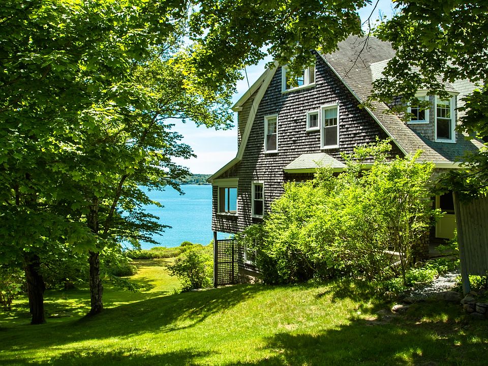 Westview, a Fred Savage home