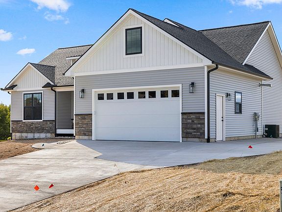 5th image of 92 Stafford Dr