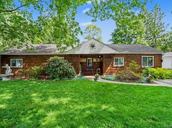 5830 Eldridge Dr, Waterford, MI 48327