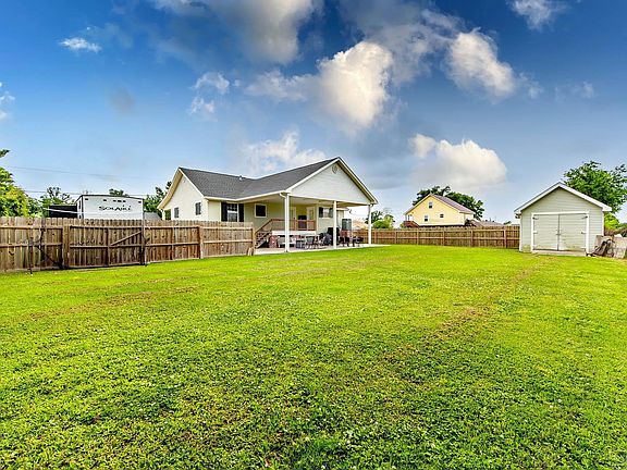 4th image of 345 Le Village Dr