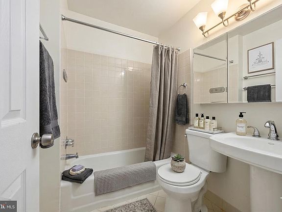 5th image of 1528 Pine St APT 2F
