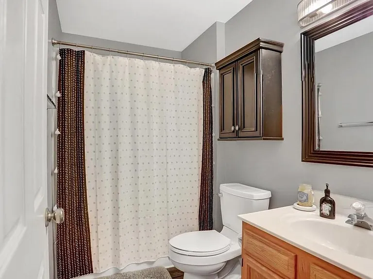2nd floor full bathroom
