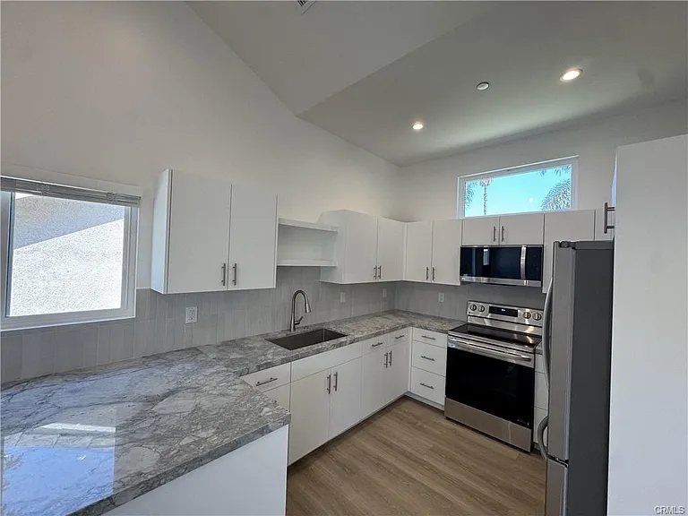 5032 Serrania Ave — Photo 6