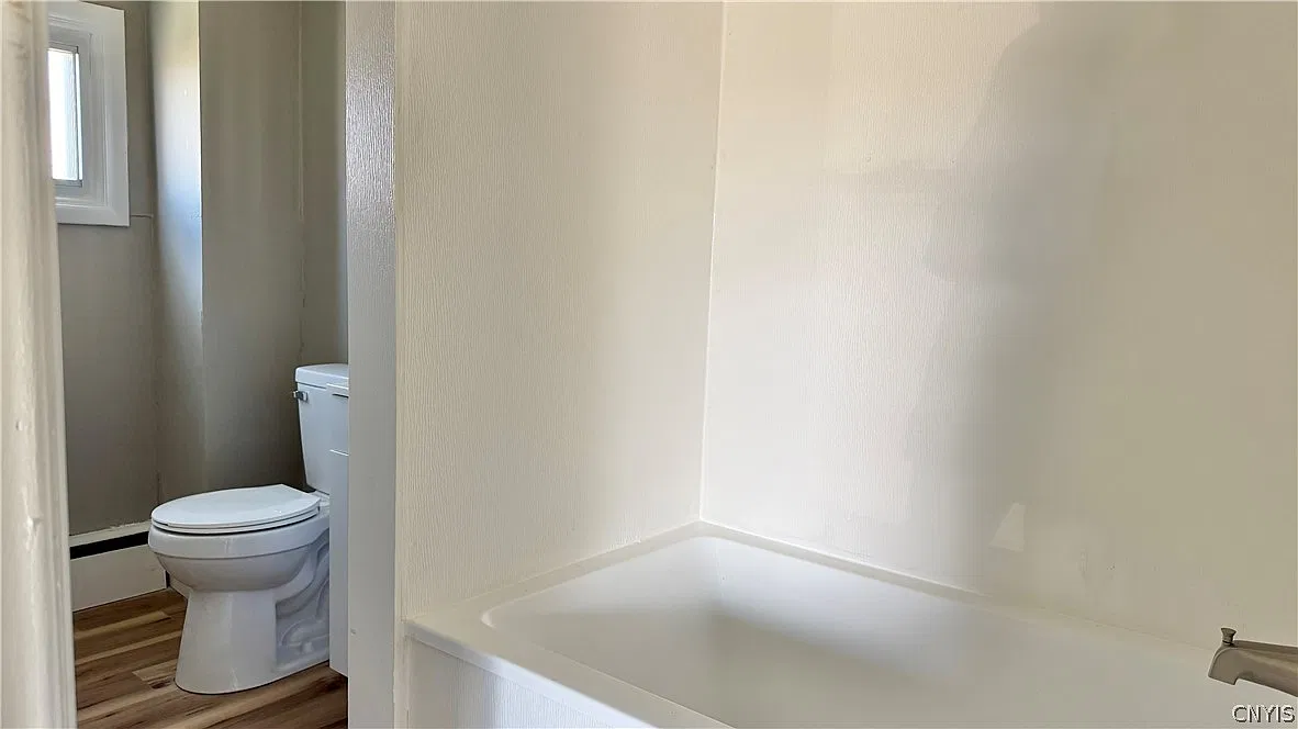 3 bed, 1.0 bath, 1042 sqft, $1,450 — Photo 4