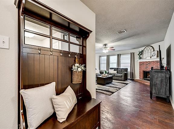 3rd image of 1565 Crown View Dr