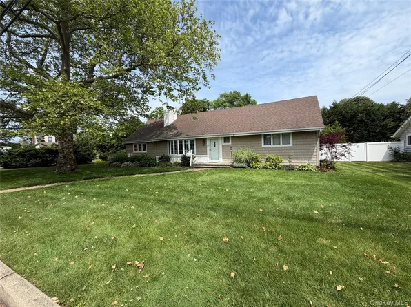 3 Deeringwood Ln, Babylon, NY 11702