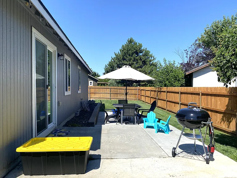 1862 W 25th Ct — Photo 13