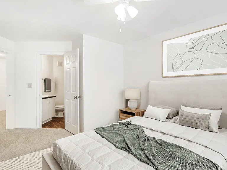 Wellington Apartments — Photo 37