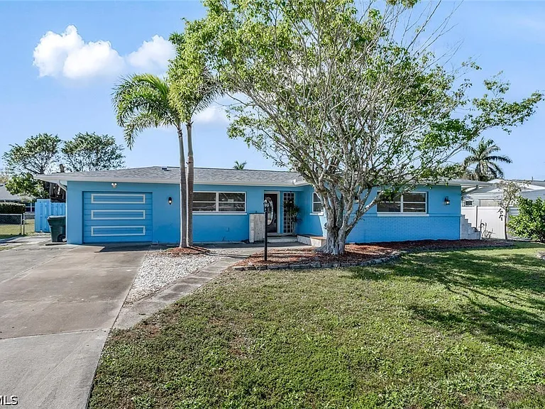 806 Entrada Dr N — Photo 1