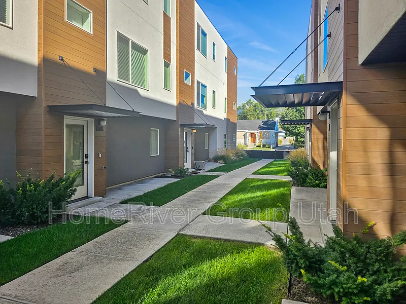 2 bed, 3.0 bath, 1300 sqft, $2,195 — Photo 1