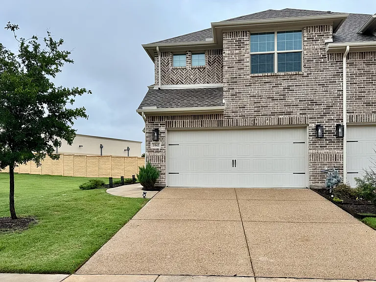 1045 Keswick Dr — Photo 1