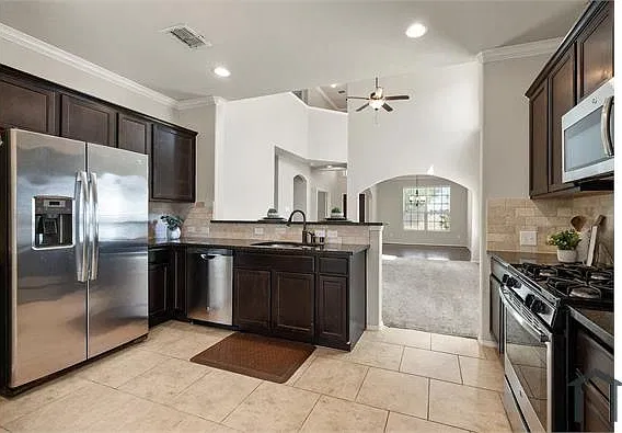 5 bed, 2316 sqft, $3,800 — Photo 4