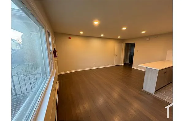 Building Photo - 126 Elmwood Ave #5
