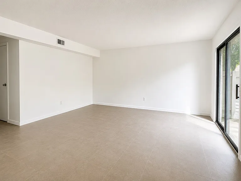 100 Lewis Dr #9D — Photo 2