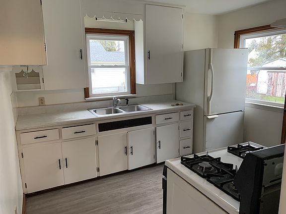 5th image of 2591 Pelton Ave