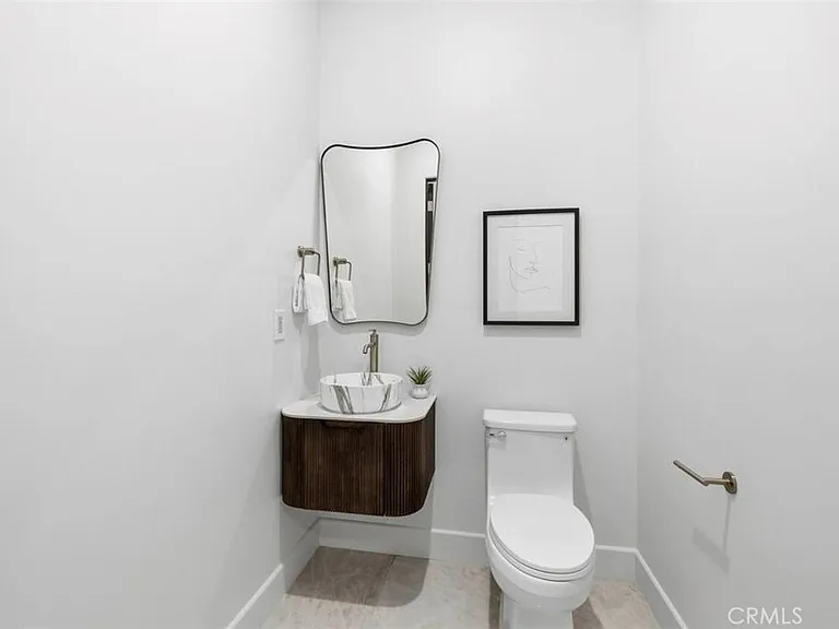 22953 Oxnard St — Photo 18