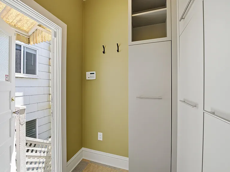 1141 Bay St — Photo 13