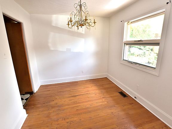 4th image of 329 Myrtle Ave