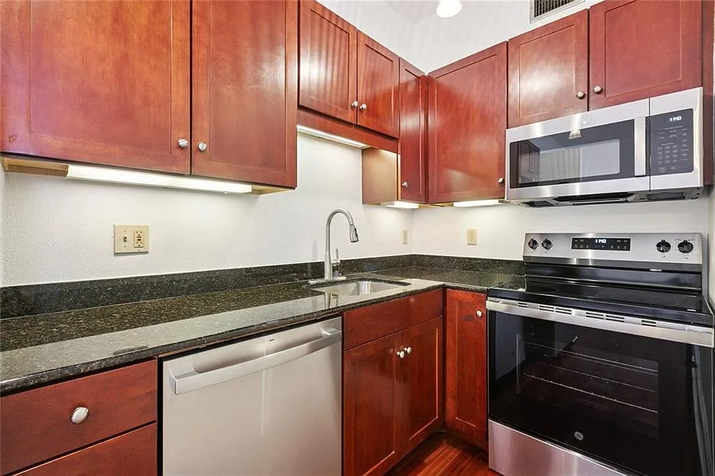 2 bed, 1.5 bath, 904 sqft, $1,850 — Photo 4