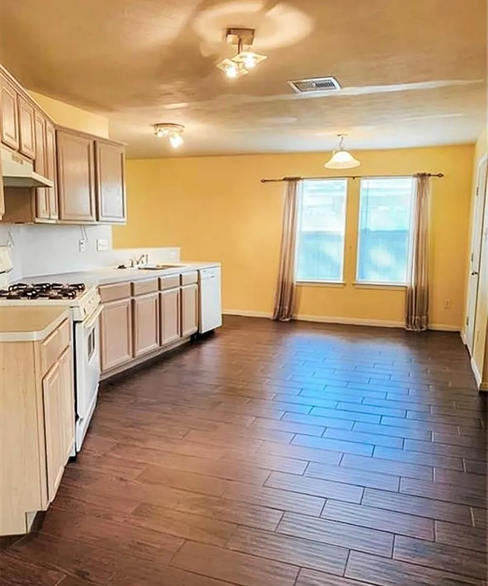 3 bed, 2.5 bath, 2080 sqft, $1,800 — Photo 3