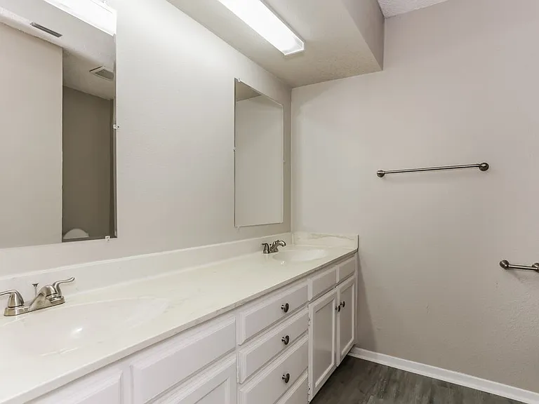 2727 Lucas Dr — Photo 11