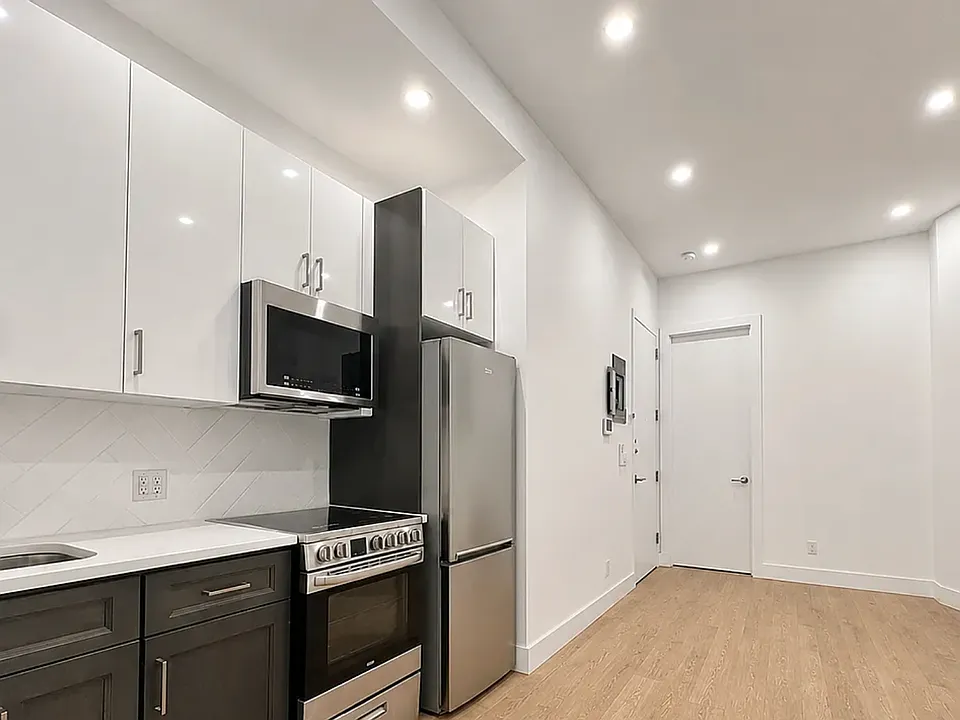 445 Dekalb Ave #1B