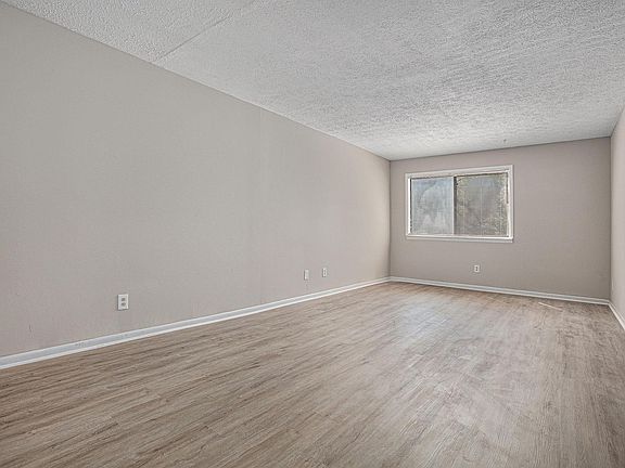 5th image of 963 Pine Hollow Rd