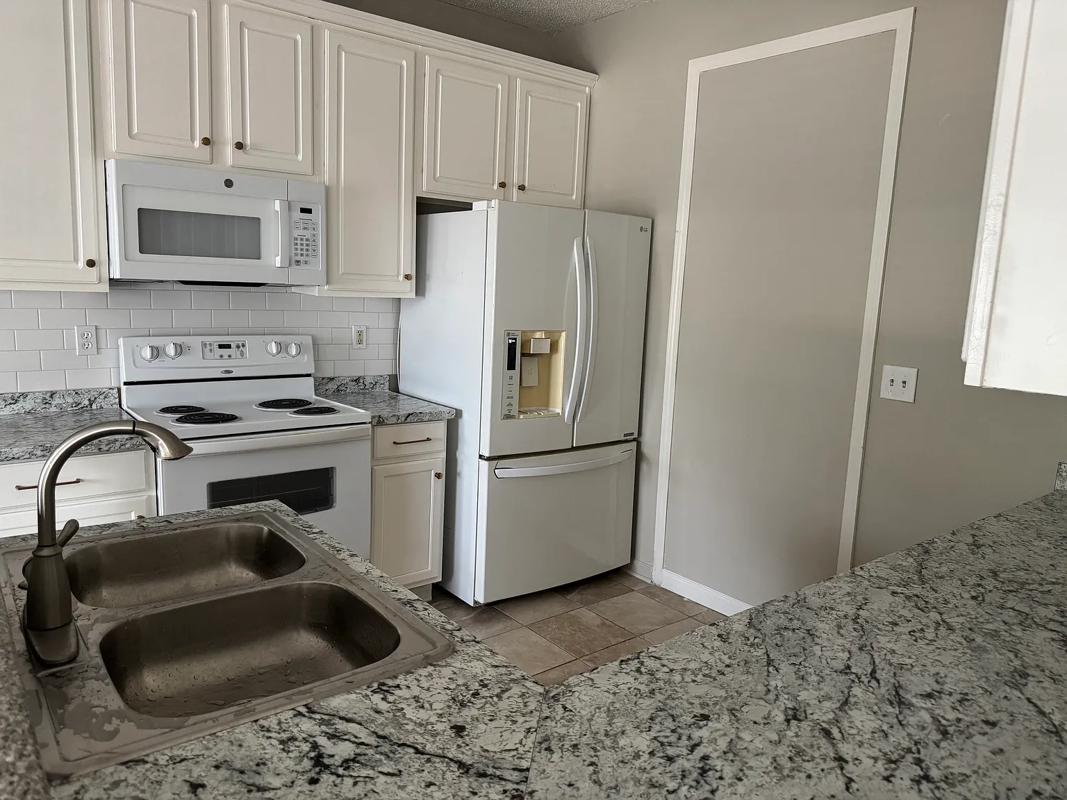 6 bed, 2236 sqft, $3,250 — Photo 4