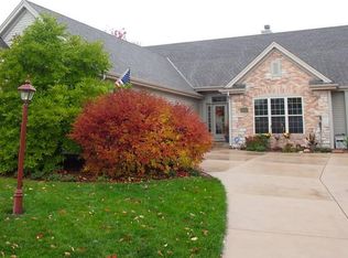 966 Grandview Ct, Oconomowoc, WI 53066