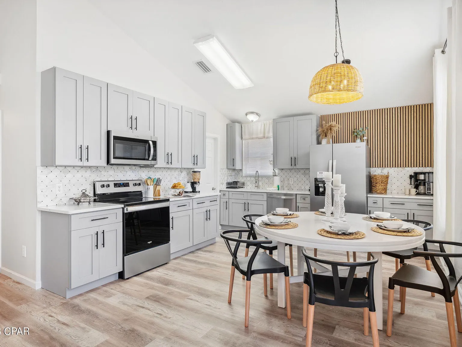 3 bed, 1190 sqft, $2,100 — Photo 3