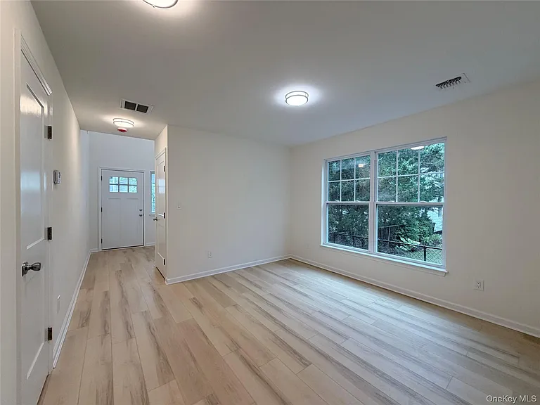 102 Pulaski Rd — Photo 10