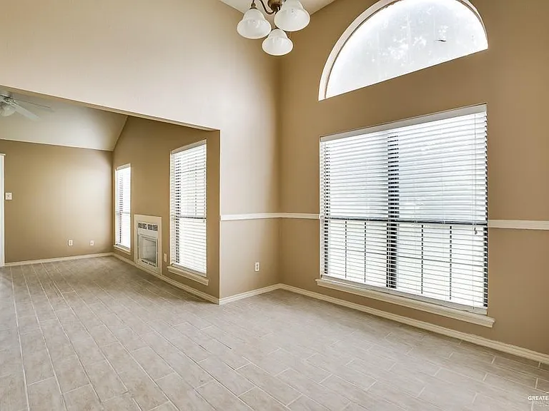 709 Brazos Cir #UT8 — Photo 3