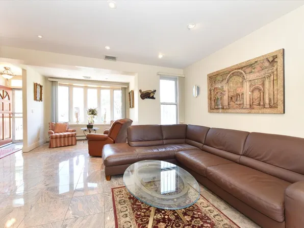 33-16 24th Avenue image 7 of 41