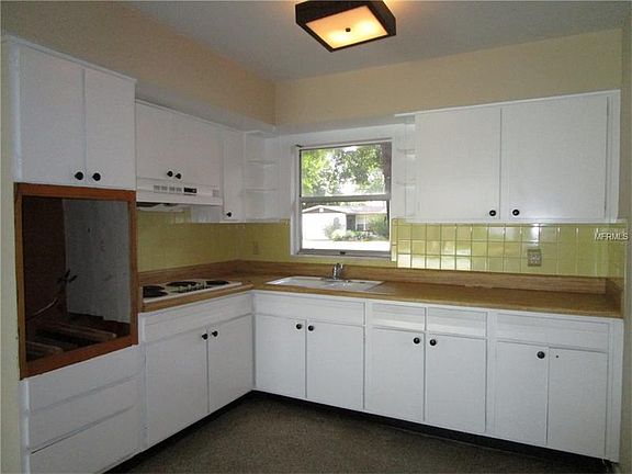 4th image of 325 Country Club Dr