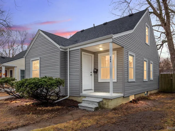 566 E Baker Ave, Clawson, MI 48017