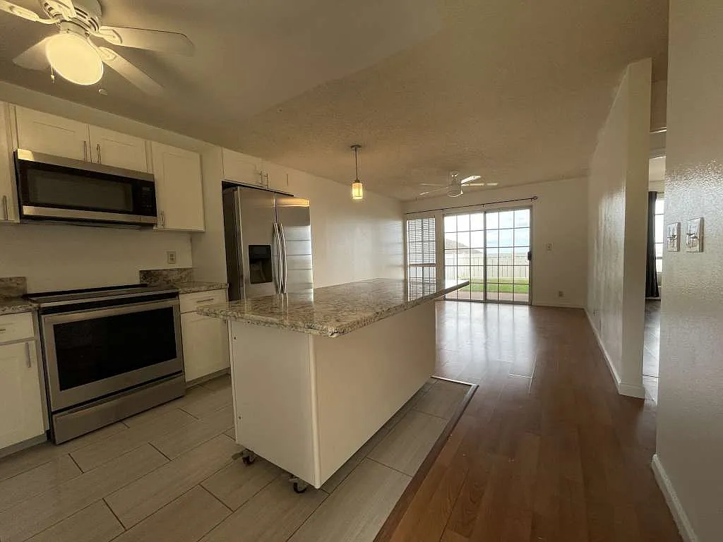 2 bed, 760 sqft, $2,500 — Photo 2