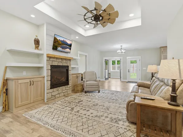 111 Feess Cir, Wamego, KS 66547