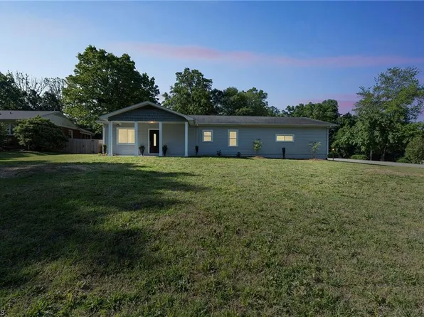 700 Nance Dr, Thomasville, NC 27360