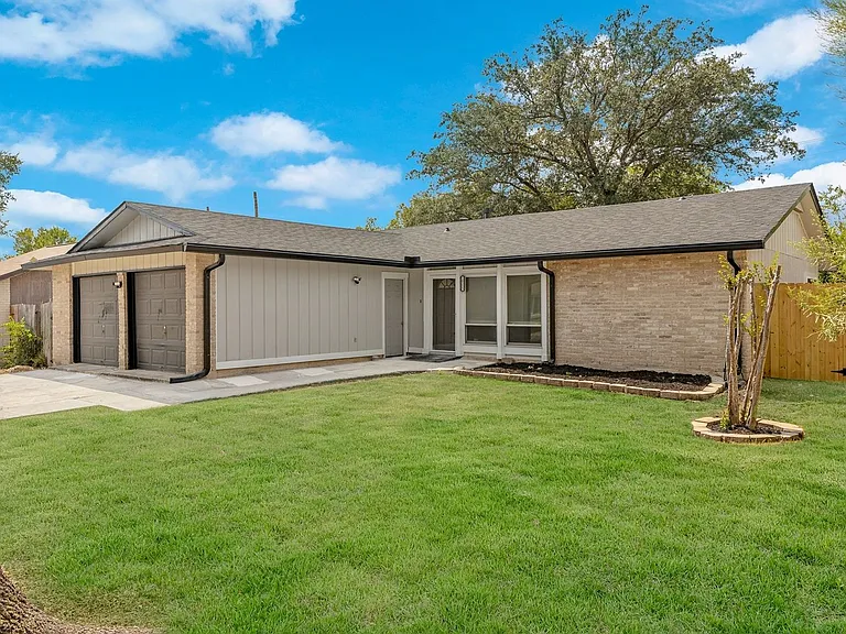 10223 Flatland Trl — Photo 2