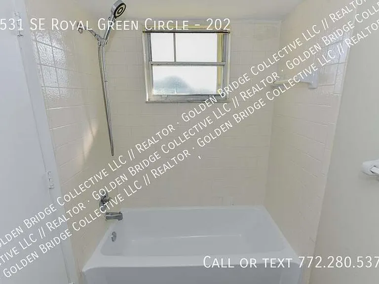 1531 SE Royal Green Cir #202 — Photo 8