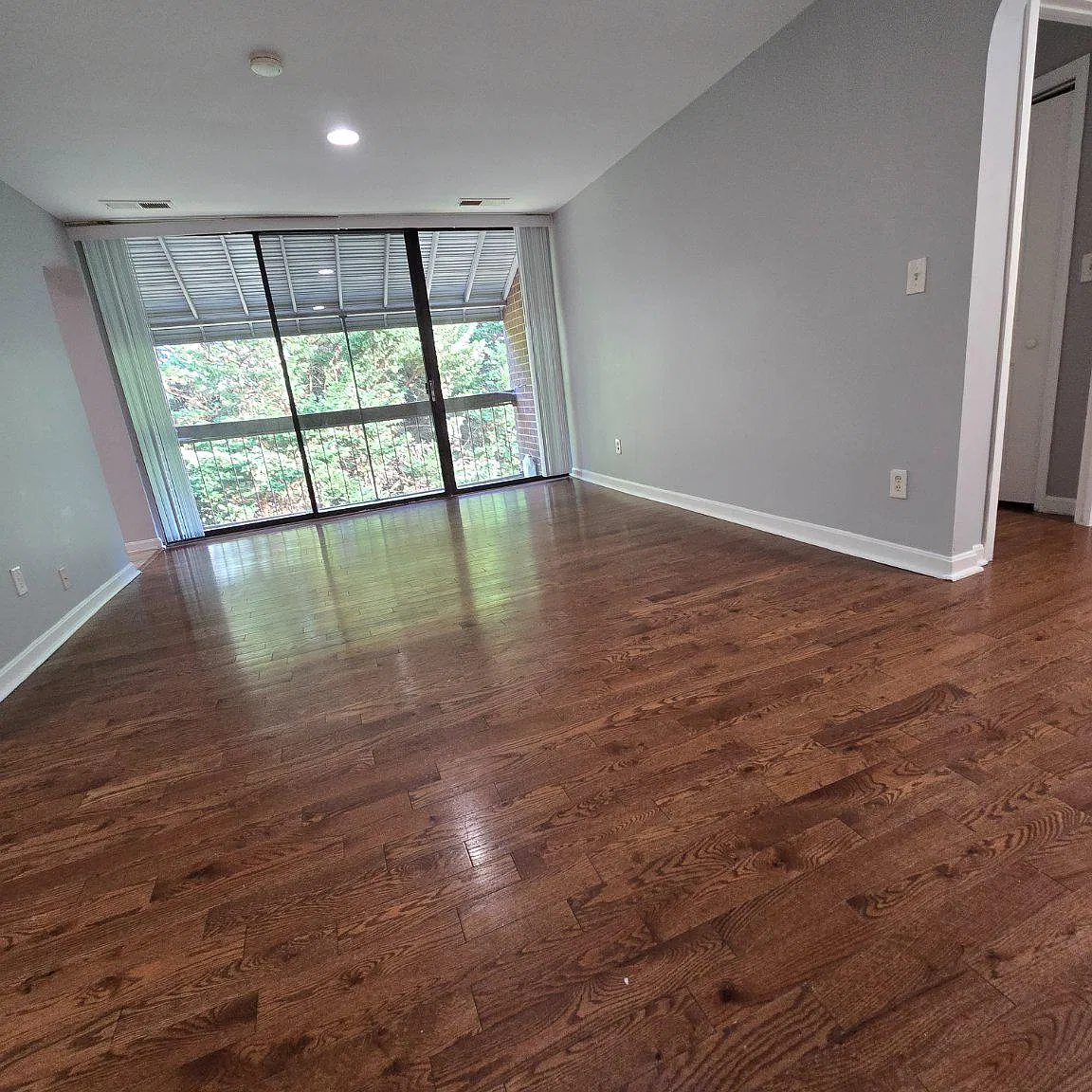 2 bed, 1.0 bath, 975 sqft, $1,900 — Photo 4