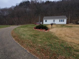 907 E Bluff St, Cassville, WI 53806